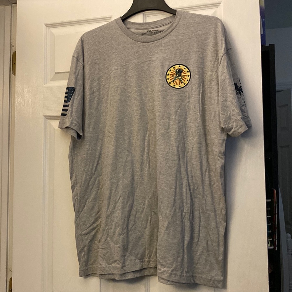 Grunt style men’s printed t shirt in gray. Never worn. Size XXL.